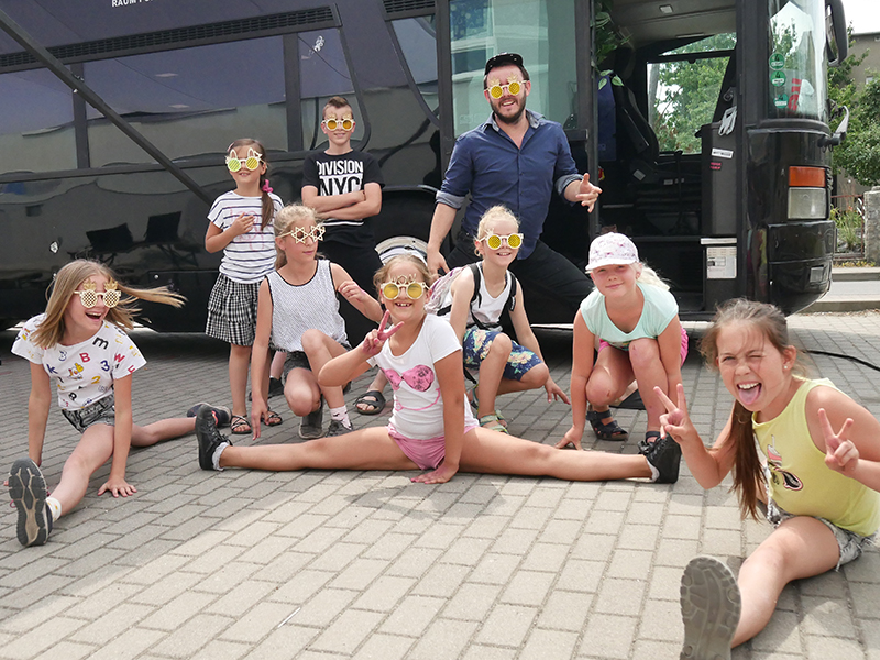 Teilnehmende Kinder und Mitarbeiter des Fabmobil posieren vor dem Bus