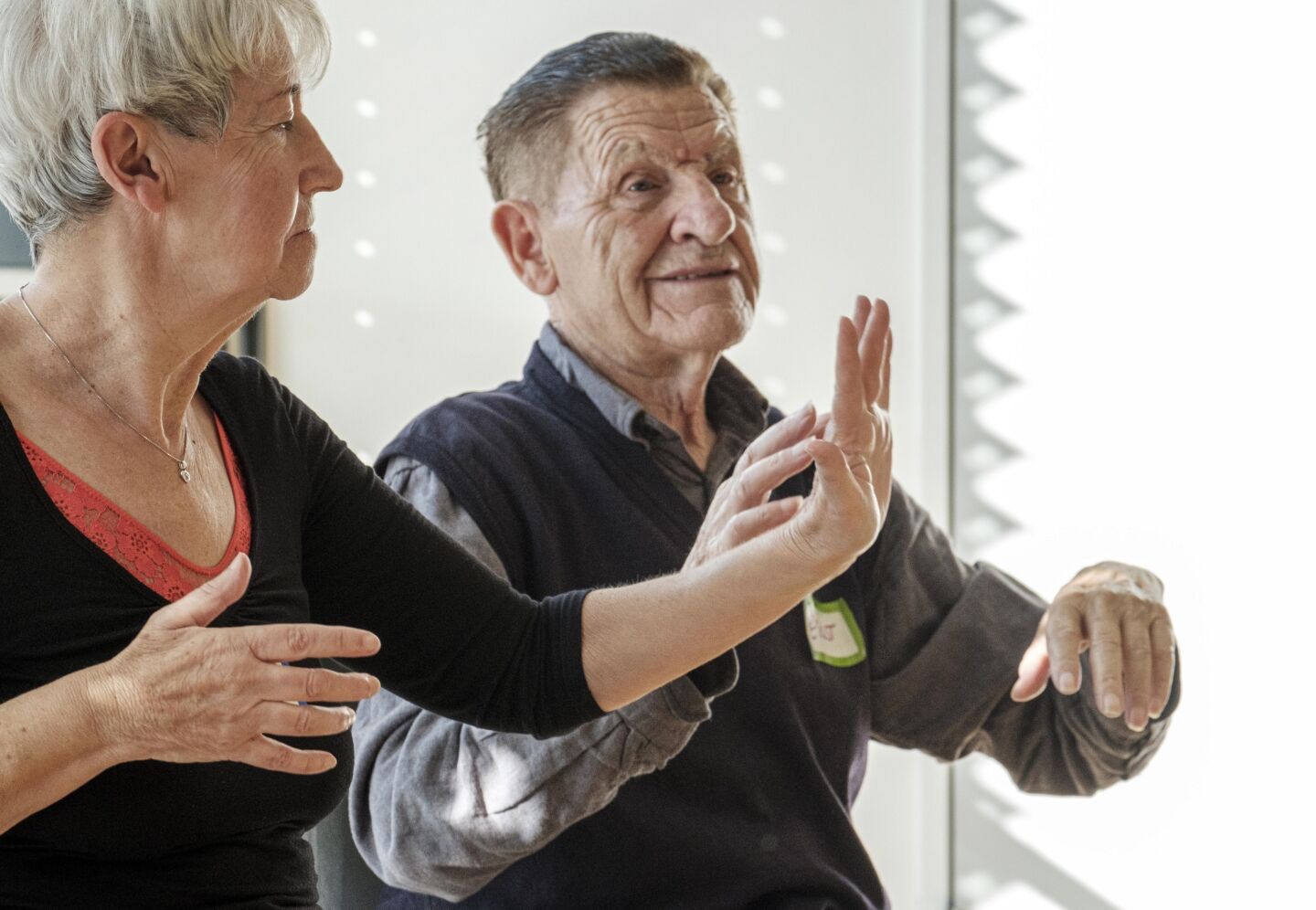 Eine ältere Frau und ein Mann tanzen und bewegen sich