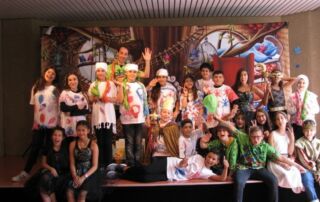 Kinder mit selbstgestalteten T-Shirts beim Gruppenfoto.